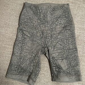 Lululemon Athletica Gray Crackle Pattern Shorts size 0